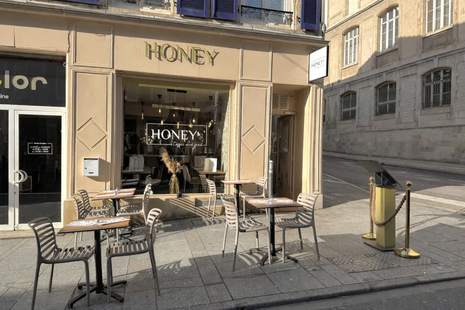 Façade et terrasse du restaurant brunch Honey Coffee and Food — 6 rue de la Visitation Nancy