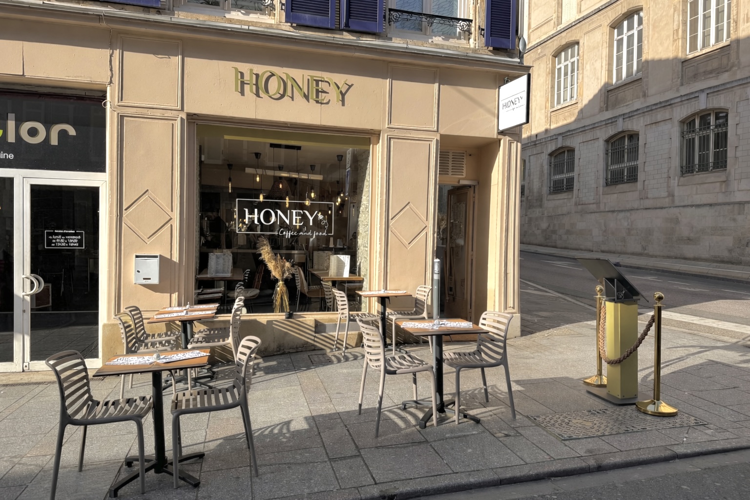 Façade et terrasse du restaurant brunch Honey Coffee and Food — 6 rue de la Visitation Nancy